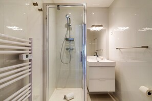 Dusche, Haartrockner, Handtücher, Seife