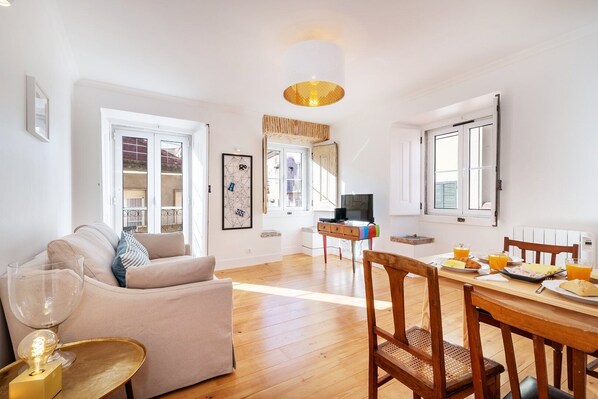 TV - GuestReady - Sunny Chic in Santos (Lisbon)