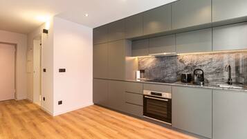 Jääkaappi, uuni, kahvin-/teenkeitin, leivänpaahdin