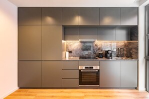 Fridge, oven, coffee/tea maker, toaster - GuestReady - Stylish studio in Gaia (Vila Nova de Gaia)