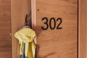 A wooden door with the number 302. - Portis Appartements (Dienten am Hochkoenig)