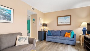 Living area - The Perfect Blend of Comfort and Convenience, steps from the Beach-Porcher 2 (Myrtle Beach)
