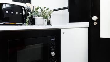 Studio cơ bản, 1 giường đơn lớn | Bếp riêng | Tủ lạnh nhỏ, lò vi sóng, bếp nấu, lò nướng bánh mì