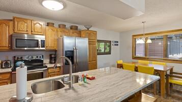 Condo, 2 Bedrooms | Private kitchen