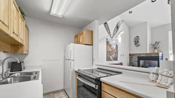 Condo, 3 Bedrooms | Private kitchen | Fridge, oven, coffee/tea maker, toaster