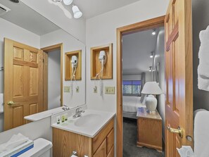 Apartamento, 3 habitaciones | Baño | Toallas y champú