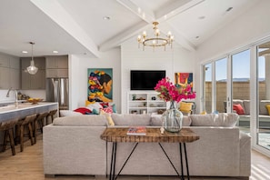 Living area - Experimenta Utah En La Playa 5 Bedroom Townhouse (St. George)