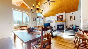 Smart TV, chimenea, oficina