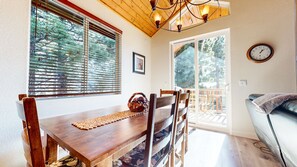 Interior - Beautiful Custom Home. Private Hot Tub, Gas Grill, Short Walk to The Village (Mammoth Lakes)