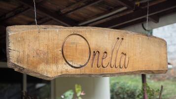 Ein hölzernes Schild mit dem eingravierten Namen 'Onella'.