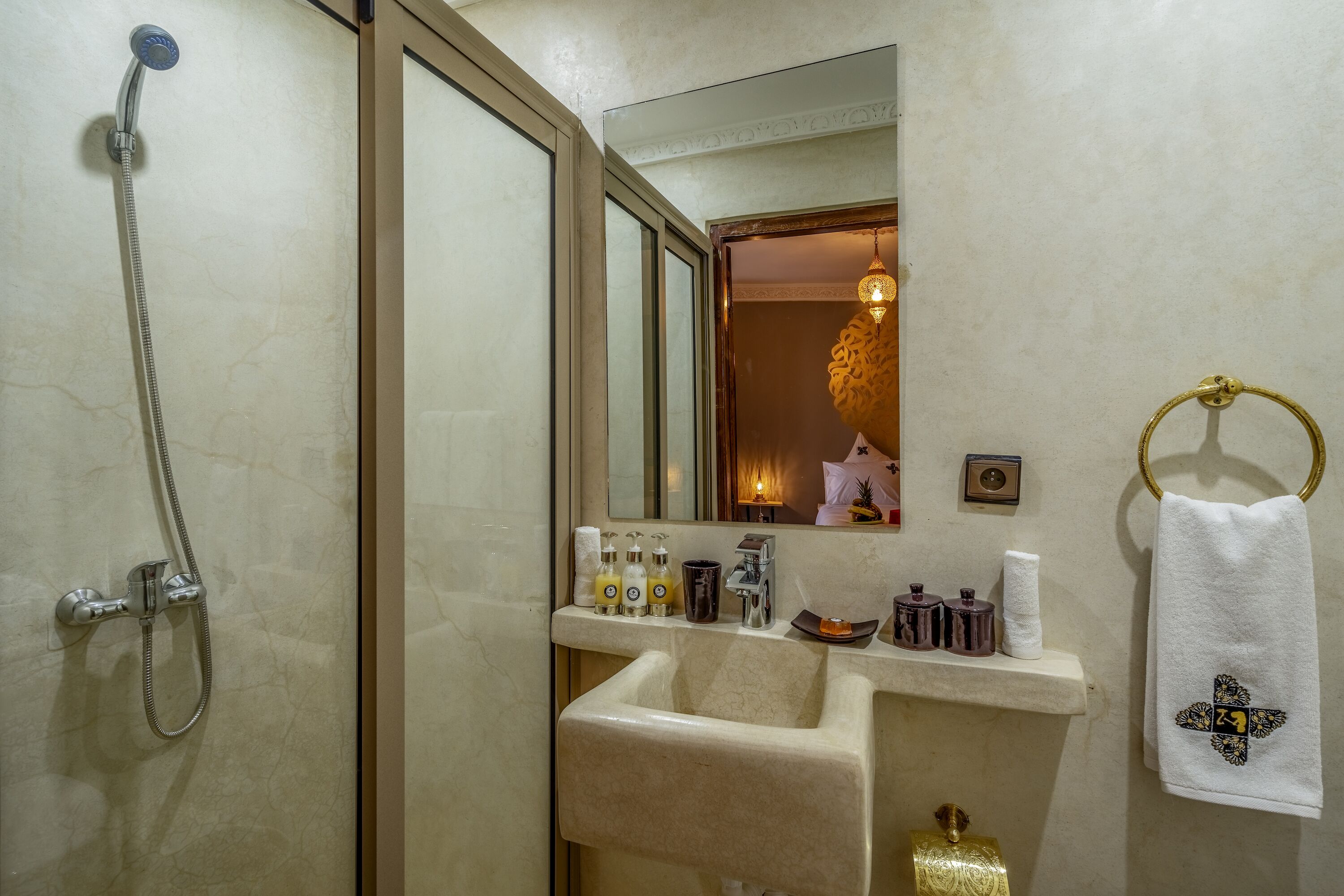 Shower, hydromassage showerhead, free toiletries, towels