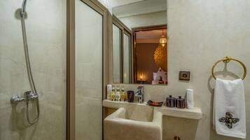 Shower, hydromassage showerhead, free toiletries, towels