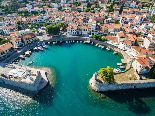 A few steps from Gribovo beach and a 2-minute walk from Psani beach. 
