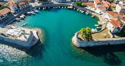 A few steps from Gribovo beach and a 2-minute walk from Psani beach.