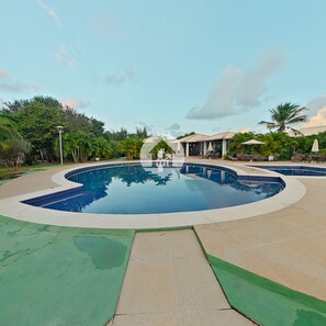 Apartment | Pool | 2 Außenpools, Sonnenschirme, Liegestühle