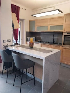 Een koelkast, een magnetron, een oven, een kookplaat