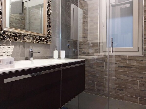 Dutxa, assecador de cabells, bidet i tovalloles 
