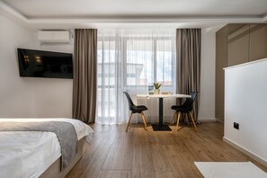 Deluxe Studio | Living area | Flat-screen TV - Urbio Private Suites (Cluj-Napoca)