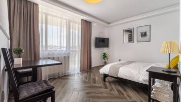 Classic Studio | Living area | Flat-screen TV