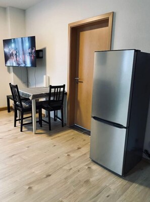 Fridge, oven, stovetop, coffee/tea maker