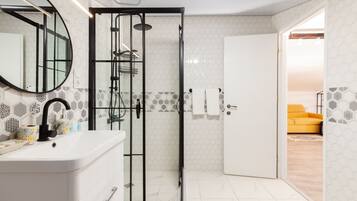 Een douche, een haardroger, een bidet, handdoeken