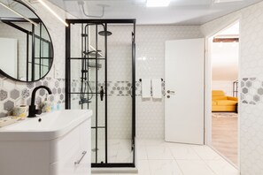 Shower, hair dryer, bidet, towels - Set in the heart of Kutaisi,modern,and cozy rooms of the big and comfortable
(Kutaisi)