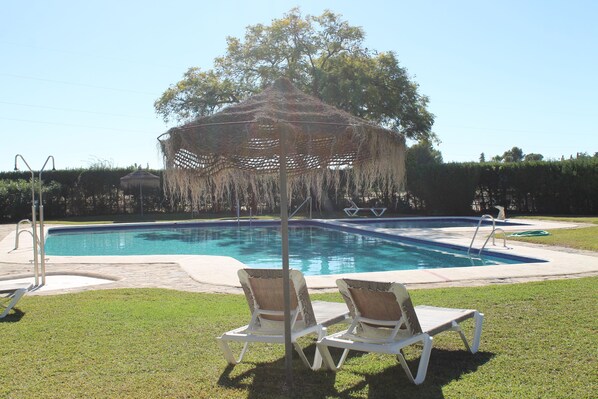 Una piscina al aire libre