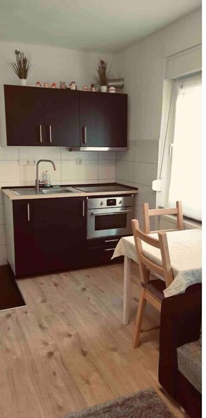 Kühlschrank, Ofen, Herdplatte, Wasserkocher mit Kaffee-/Teezubehör