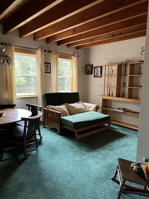 Fernseher, Kamin, DVD-Player, Tischfußball