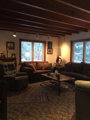 Fernseher, Kamin, DVD-Player, Tischfußball