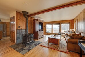 Interior - Charming Country Home in Laramie - 4 Mi to UW! (Laramie)