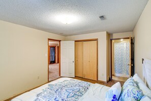 4 quartos, ferros/tábuas de passar roupa, roupa de cama
