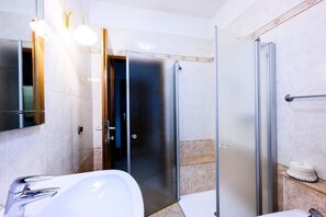 Dusche, Haartrockner, Bidet, Handtücher