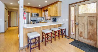 Mountain-view Blue Ridge Cabin Getaway w/ Fire Pit