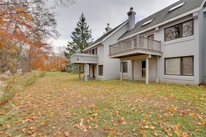 Apartment (3 Bedrooms) | Interior - Sunny Stratton Townhome ~ 1 Mi to Skiing! (Stratton)