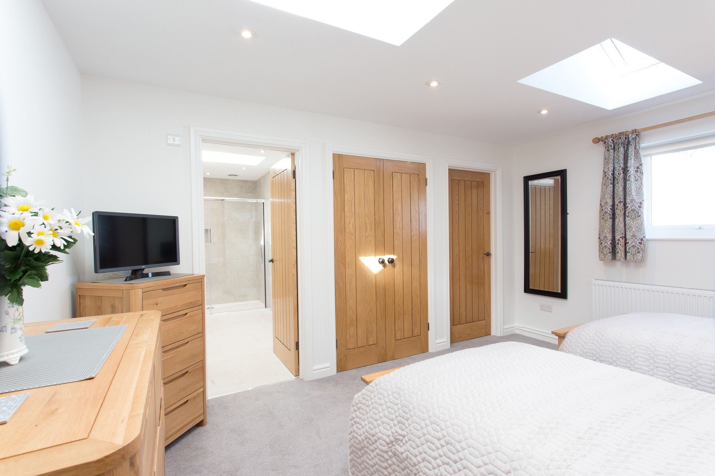 2 عدّة غرف نوم وبديكورات فريدة لكل غرفة وطراز فريد لكل وحدة