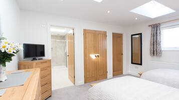 2 bedrooms, individually decorated, individually furnished, free WiFi