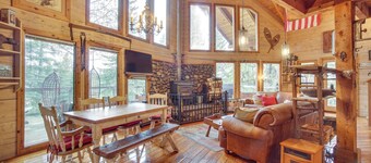 Tree-lined Mccall Cabin: Walk to Payette River!