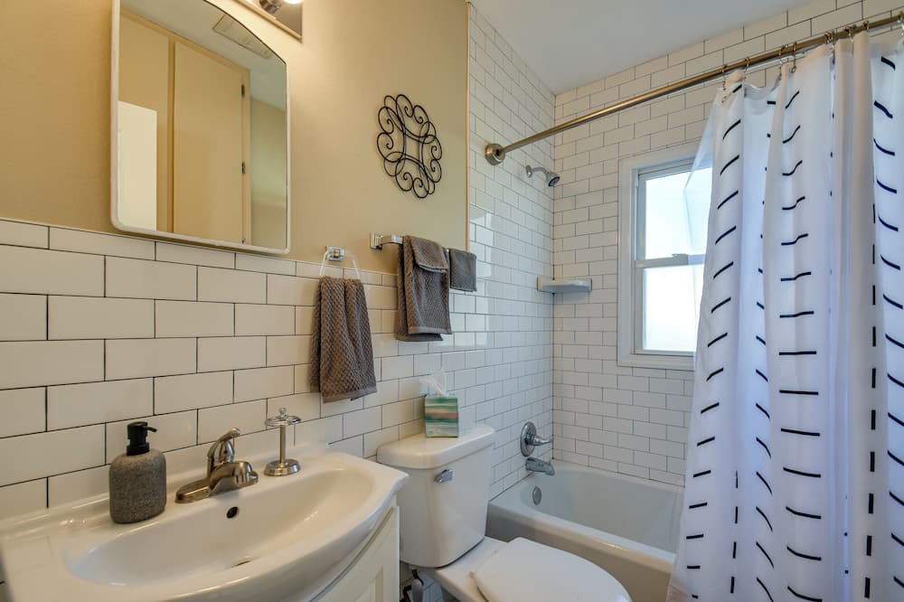 Quaint Cedar Rapids Home, 4 Mi to Downtown! - Palo, IA