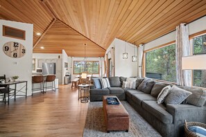 Televisie, een open haard en tafelvoetbal