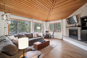 Televisie, een open haard en tafelvoetbal