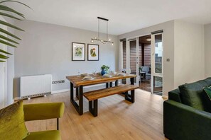 TV, offices - Host & Stay | Ropewalks Quarters III (Liverpool)