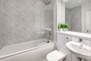 淋浴设施、吹风机、毛巾