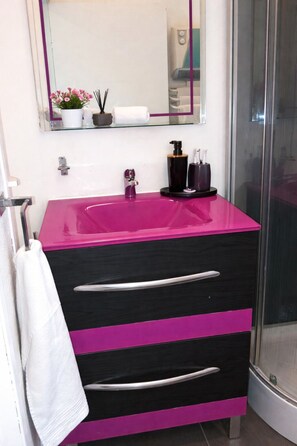 Shower, hair dryer, towels, soap - Confortable P2 Avec Garage Centre Calme (Nîmes)