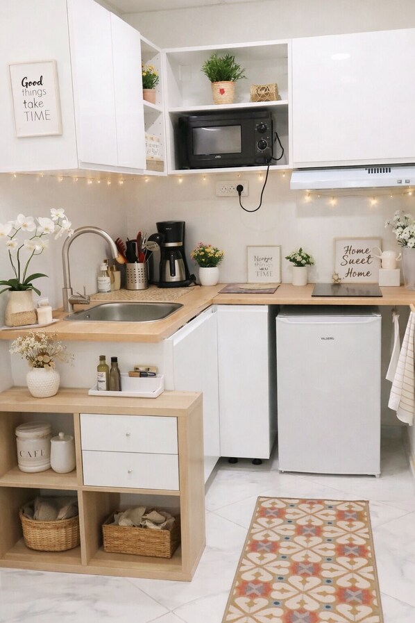 Fridge, microwave, oven, cookware/dishes/utensils