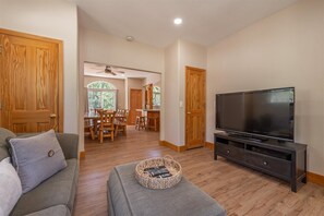 TV connectée, cheminée, baby-foot, livres