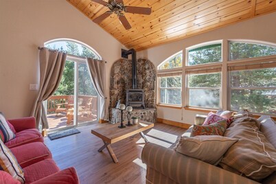 New! Tahoe Donner Alder Creek Retreat with Hot Tub. 5 BD//2.5BA