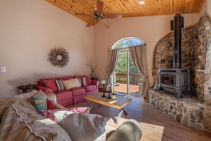 TV connectée, cheminée, baby-foot, livres