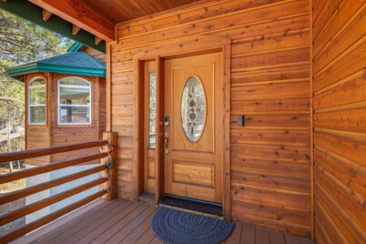 New! Tahoe Donner Alder Creek Retreat with Hot Tub. 5 BD//2.5BA