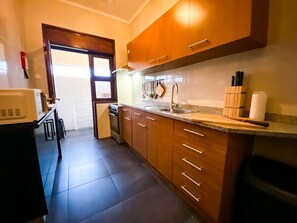 Kühlschrank, Mikrowelle, Ofen, Wasserkocher mit Kaffee-/Teezubehör